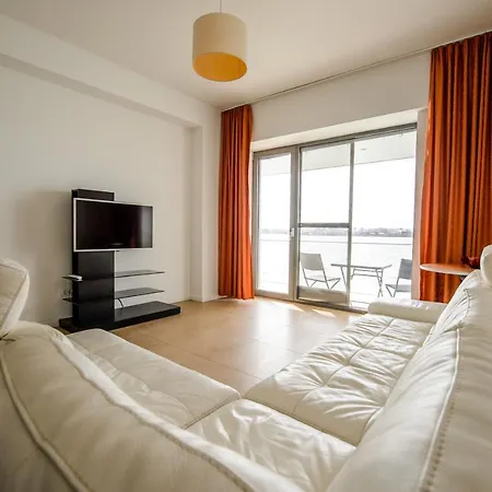 White Tudors Mamaia