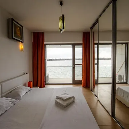 White Tudors Mamaia