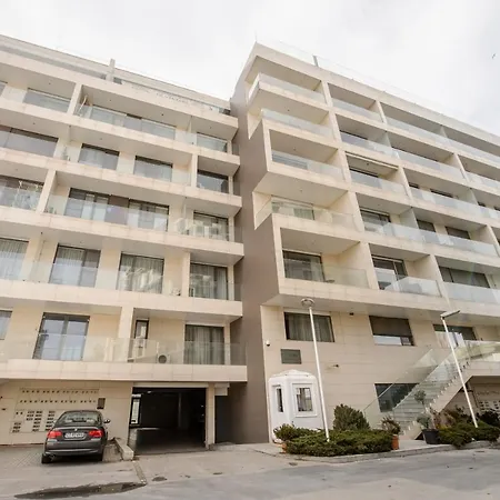 White Tudors Mamaia